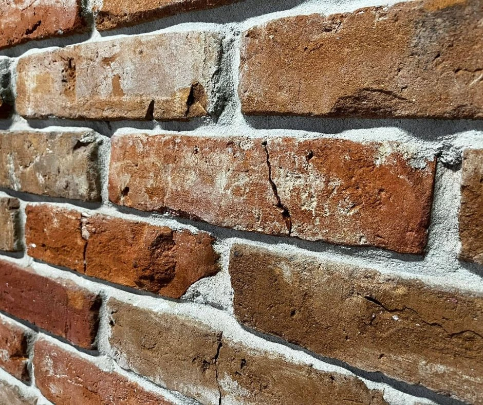 Detaliczna faktura lica starej cegły z naturalnymi pęknięciami - e-cegla.pl
